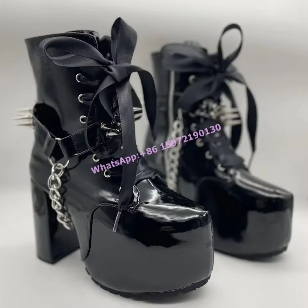Ribbon Tie Heel - Stivali Neri con Nastro e Rivetti,