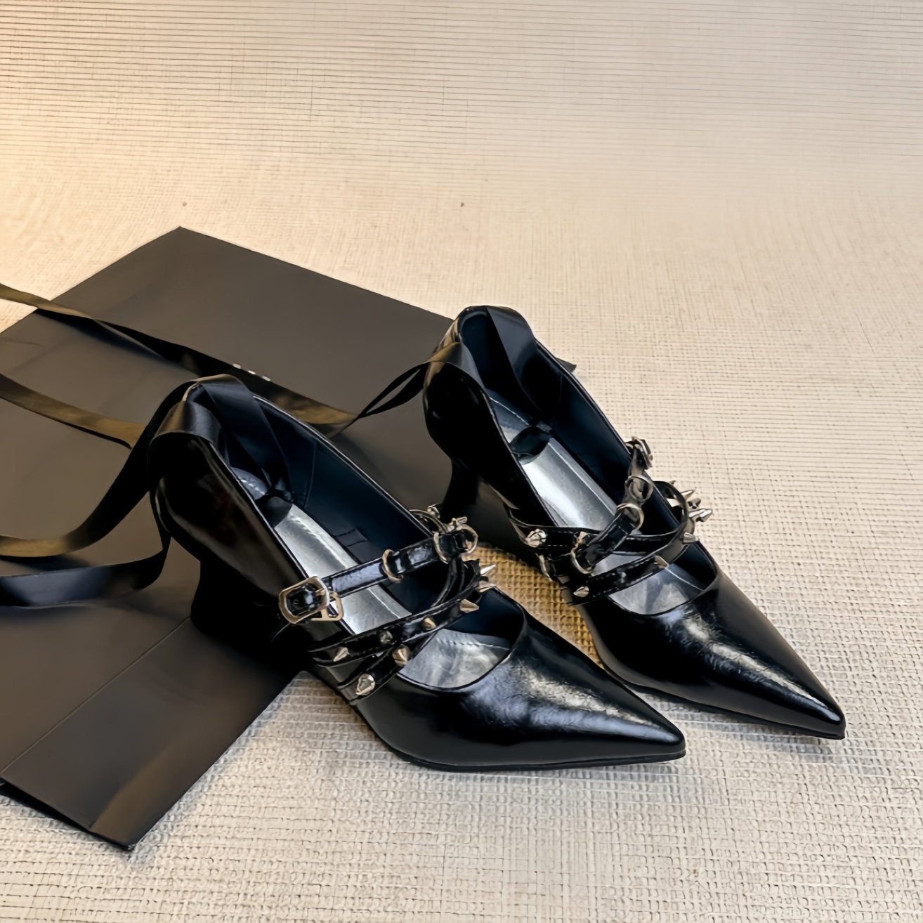 Scarpe da Donna Nere in Pelle  - Ribbon Tie Heel recensione e prezzo